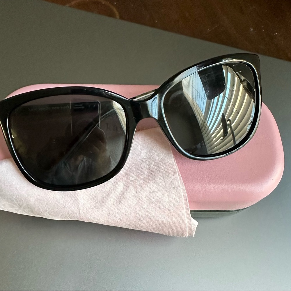 Kate spade women’s sun glasses, black with accent sides. Perfect condition.